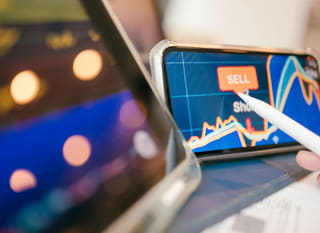 Trader som analyserer opsjoner innen Bitcoin, Ethereum og valuta på tvers av flere nisjer